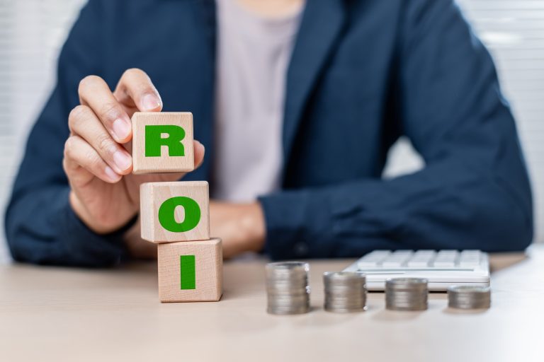 Uomo d'affari sostiene dadi del ROI per Fiere B2B
