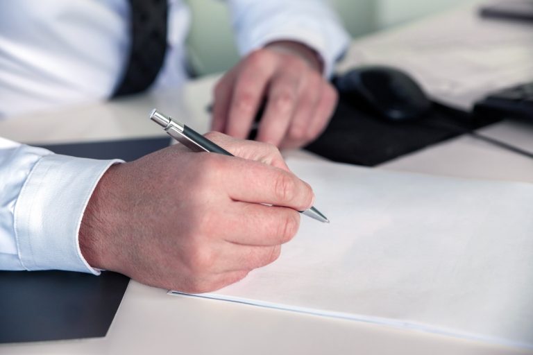 uomo d'affari firma un contratto con un nuovo cliente B2B