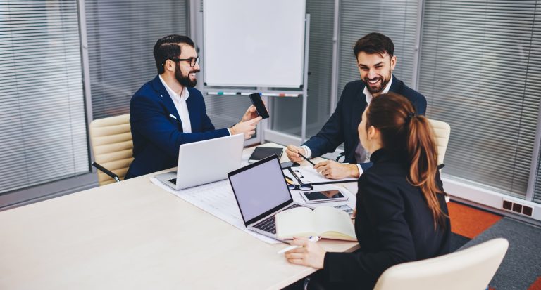 collaboratori discutono della strategia per la lead generation B2B
