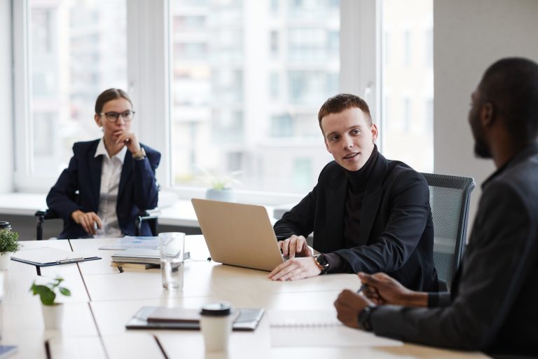 uomini d'affari prenotano un appuntamento B2B dopo consulenza una