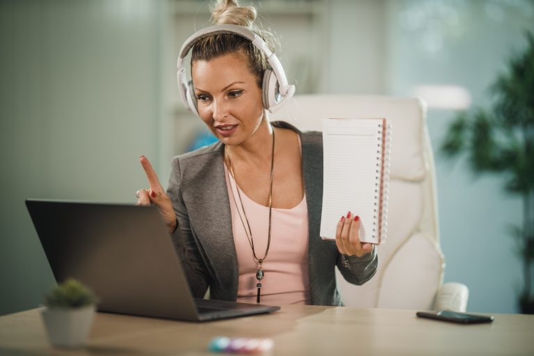 donna che si prende cura del customer journey B2B