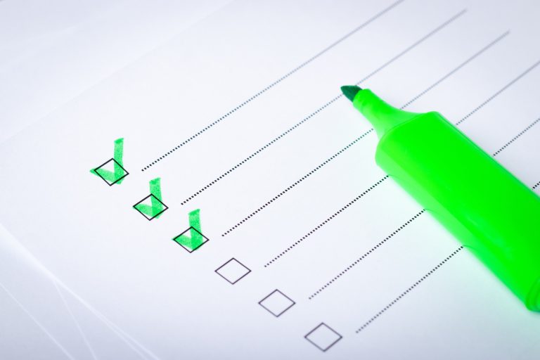Check list and green marker for lead scoring b2b